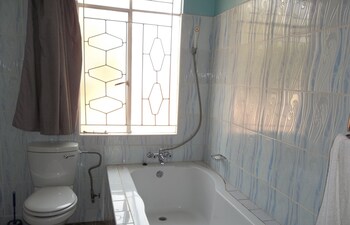 White Rose Lodge Bathroom