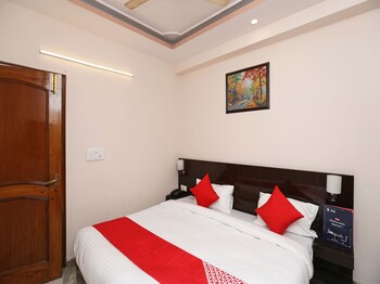 Oyo 14390 Hotel Samrat Guestroom