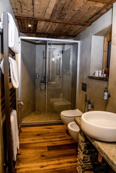 Hotel Du Grand Paradis & Wellness La Baita Bathroom