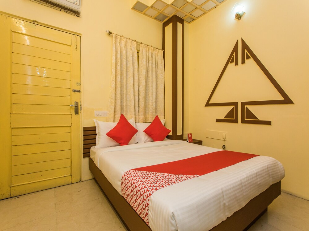 Oyo 15401 Hotel Surana Palace Guestroom