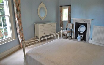 Toll House Emsworth 37078 Guestroom