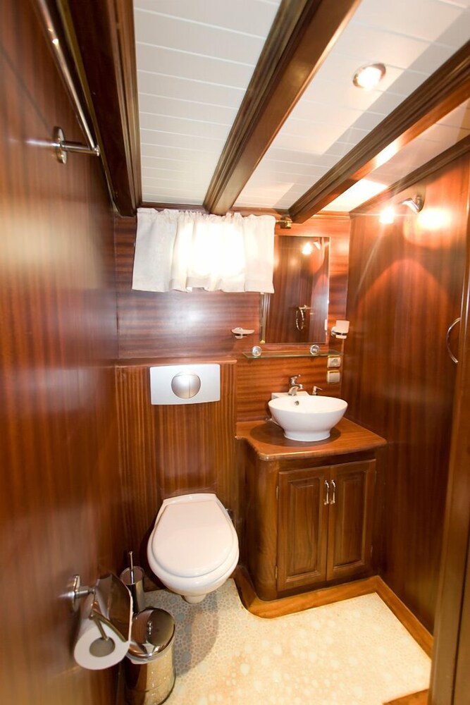 Plaghia Charter Boat&breakfast Bathroom