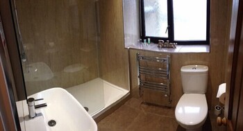 The Strathmore Bathroom