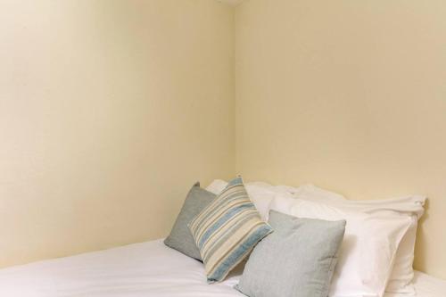 1br Apartment In A Beautiful Building Walking Distance From The Curve Theatre 