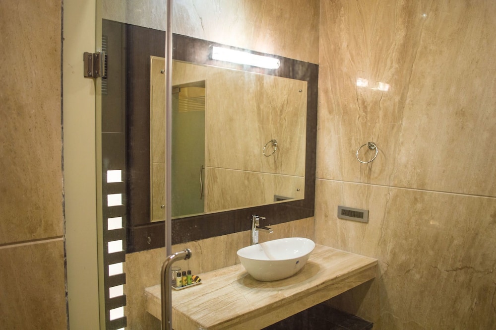 Iris Resort And Spa Bathroom