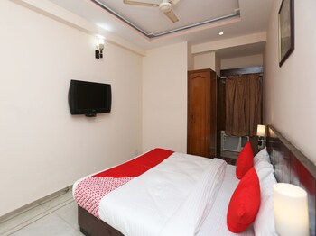 Oyo 14390 Hotel Samrat Guestroom