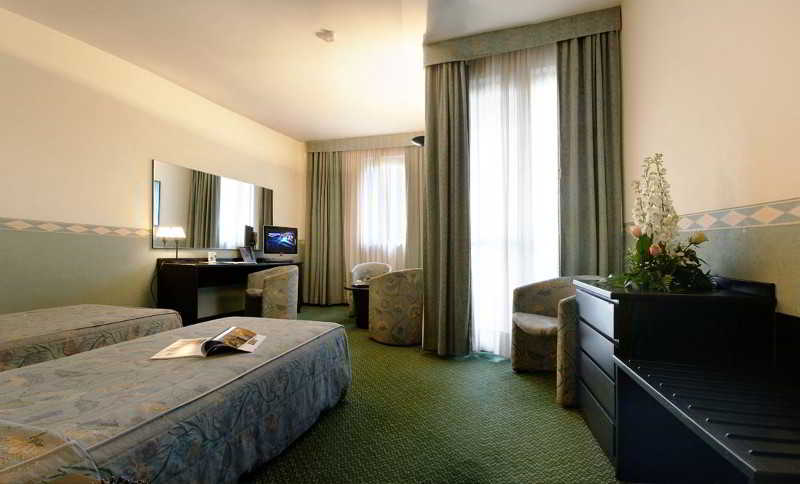 Pacific Hotel Airport Room