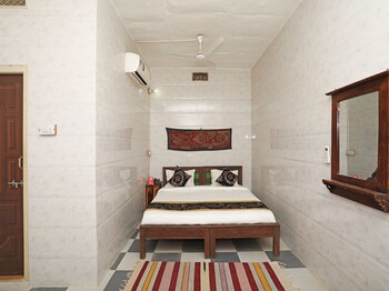 Oyo 3415 Hotel Heera Court Guestroom
