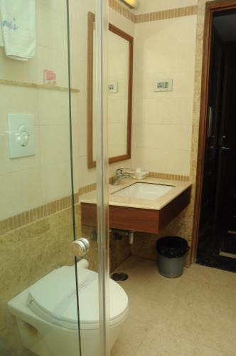 Ponnis Grand Inn (پونیس گرند این) 