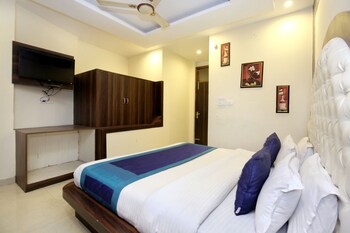 Oyo 10145 Hotel Jk Guestroom