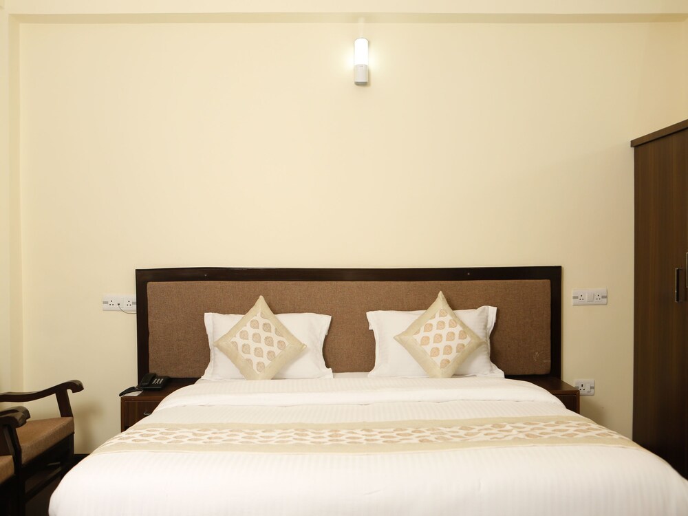 Oyo 11490 Hotel Royal Hill Guestroom
