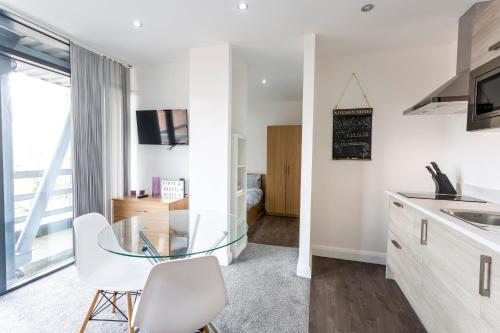 Studio With Balcony Views Over Manchester 