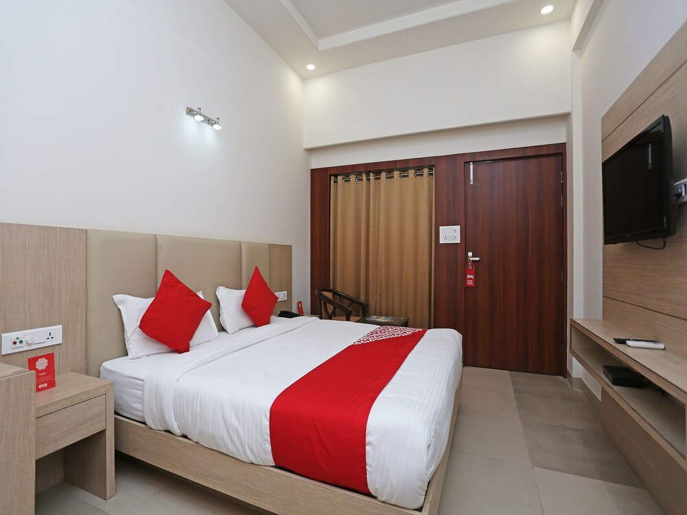 Oyo 16768 Hotel Lotus Grand Guestroom