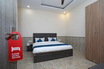 Hotel Redisston @ Noida Guestroom