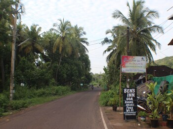 Oyo Stayout At Peaceful Ashvem Beach Street View