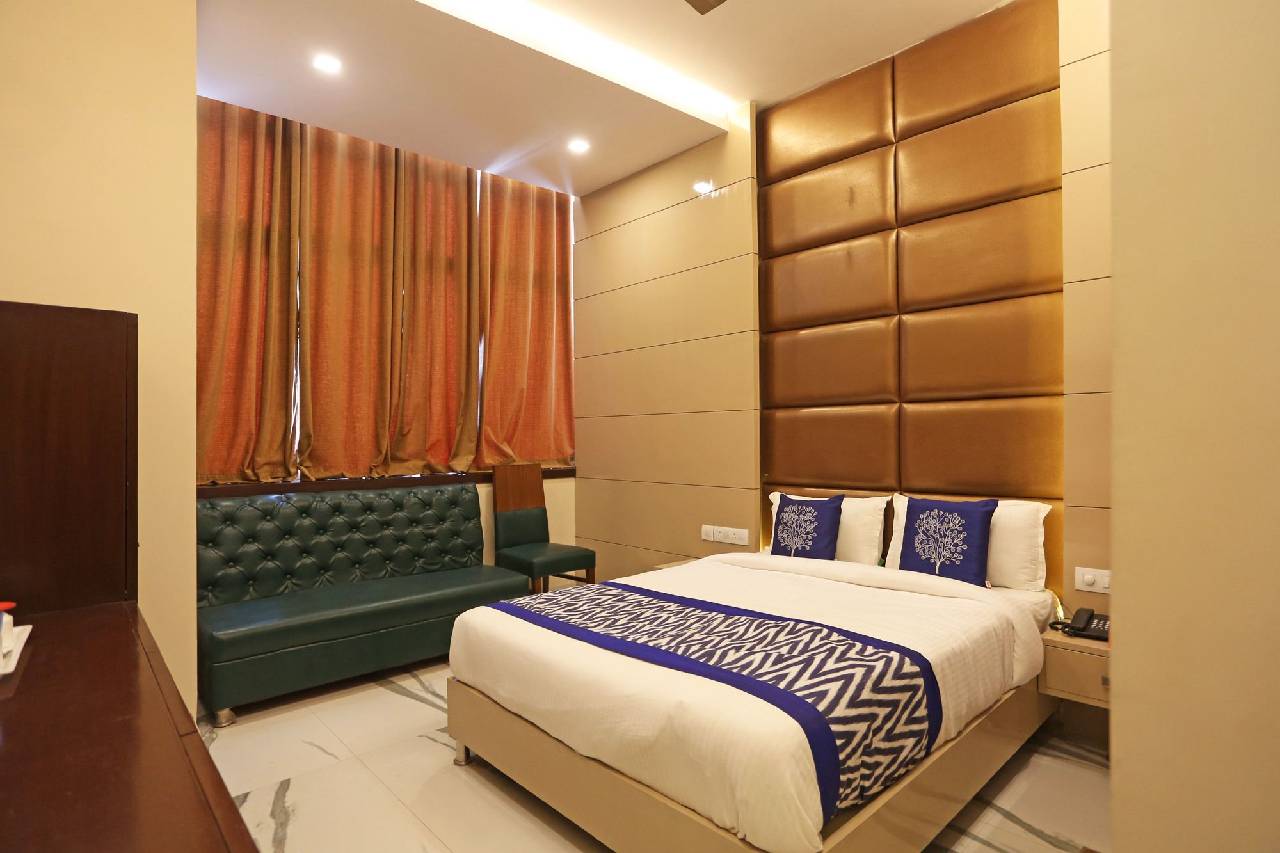 Oyo 5614 Hotel Rolex Inn 