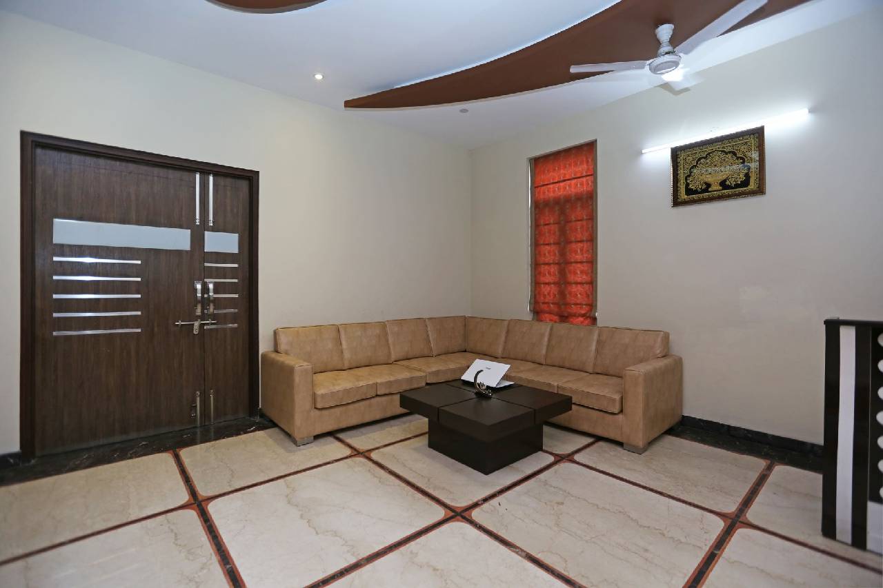 Oyo 9072 Noida Dreamz 