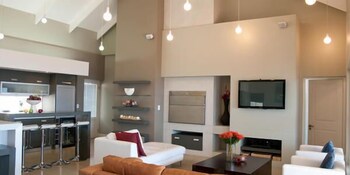 94 On Roger Living Area