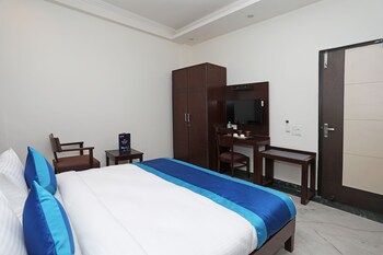 Oyo 11044 Hotel Tulip Suites Guestroom