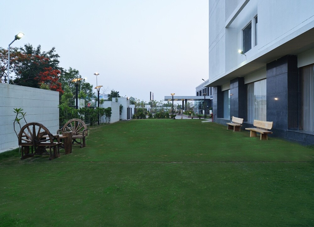 Red Fox Hotel Bhiwadi Garden