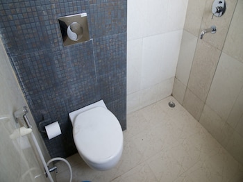 Oyo 309 Hotel Hks Residency Bathroom