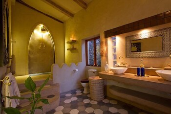 Tongabezi Lodge Bathroom