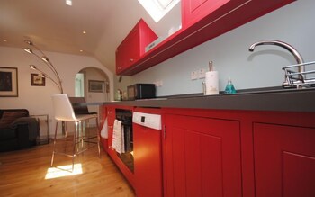 Oldbury Cottage Easthampnett 358958 In-Room Kitchenette