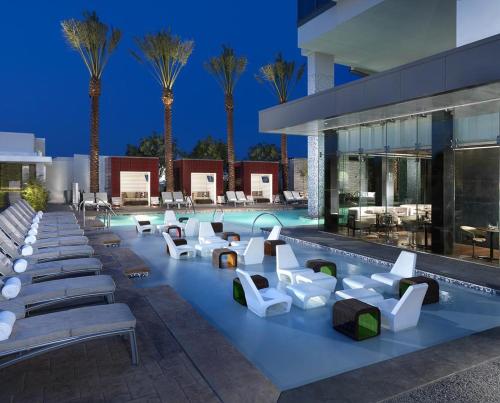 Luxury Suites At Palms Place 