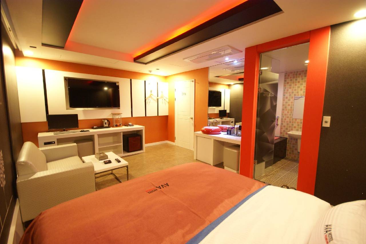 Ava Hotel Changwon (آوا هتل چانگوون) 