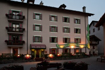 Hotel Du Grand Paradis & Wellness La Baita Hotel Front - Evening/Night