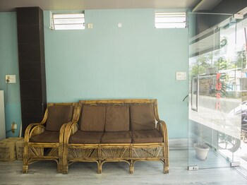 Oyo 17216 Classic Lodge Lobby Sitting Area