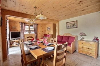 Apartment With In Morzine With Wonderful Mountain View Te (آپارتمان با این مورزین با ووندرفول مونتین ویو ت) In-Room Dining