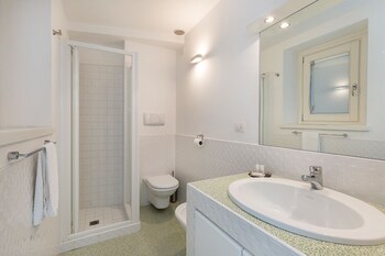 Impero House Rent Maison Du Lac Bathroom