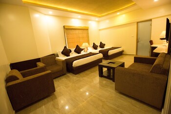 White Mushroom Jaipur V Inn Guestroom
