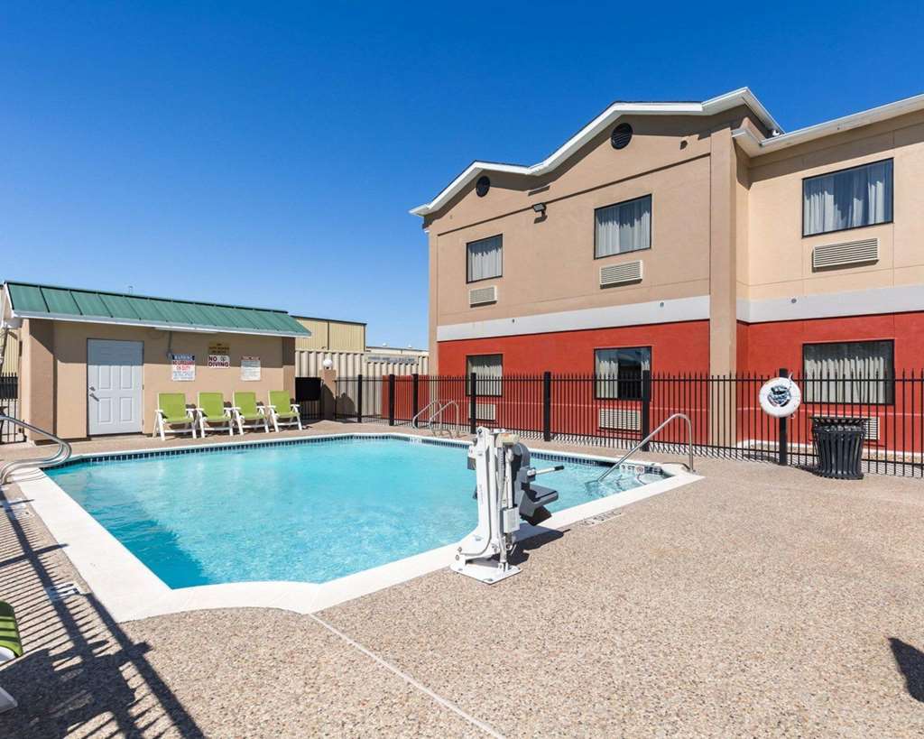 Comfort Inn East Pool view