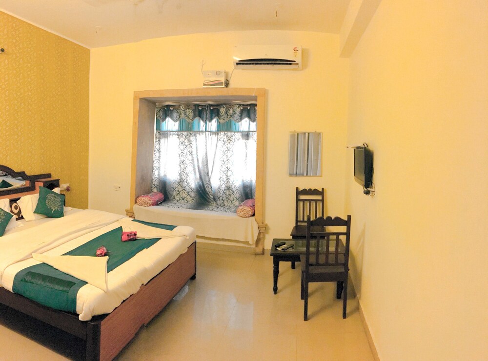 Hotel Marina Mahal Guestroom