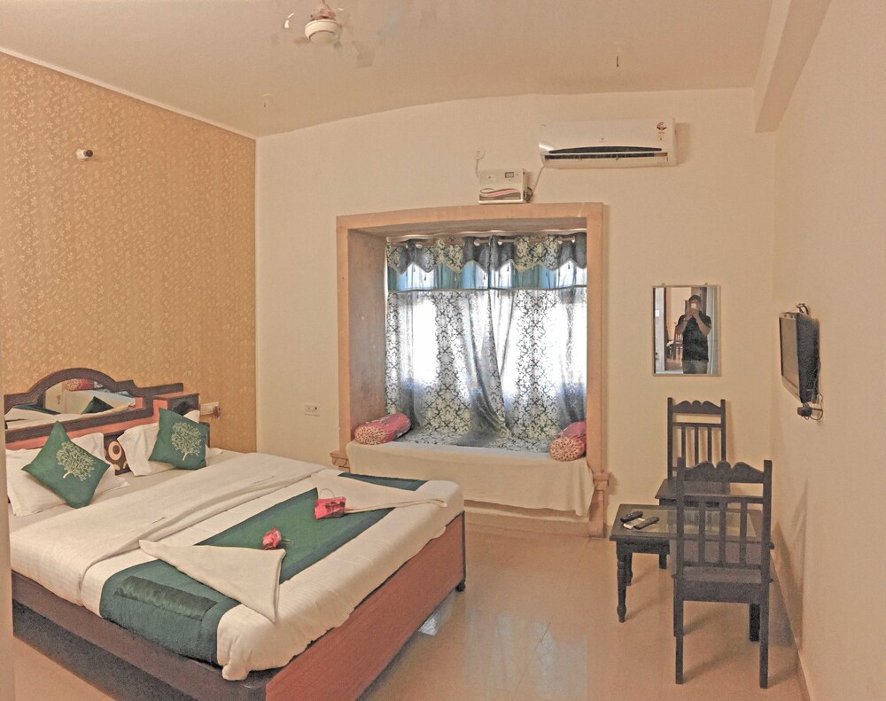 Hotel Marina Mahal Guestroom
