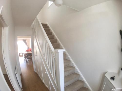 Camberley 4 Bed Detached House (كامبرلی ۴ بد دتاچد هاوس) 