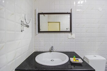 Fabhotel Selva Ganapathy's Nest Bathroom