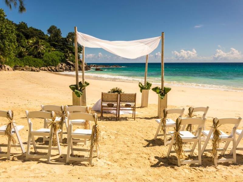 Carana Beach Hotel (كارانا بیچ هتل) 