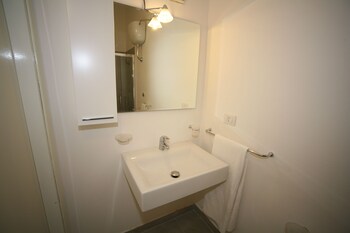 Calasetta Residence (كالاستا رزیدنس) Bathroom Sink