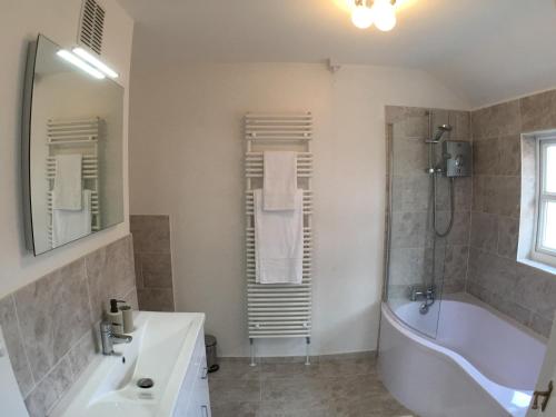 Camberley 4 Bed Detached House (كامبرلی ۴ بد دتاچد هاوس) 