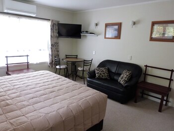 Morepork Riverside Lodge Guestroom