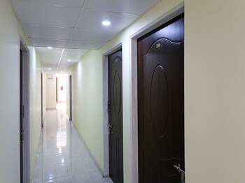 Oyo 11547 Hotel Mona Palace Hallway