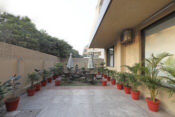 Oyo 11044 Hotel Tulip Suites Terrace/Patio