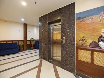 Oyo 11061 Hotel Awesome Lobby