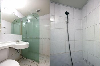 Muju Moon River Pension Bathroom