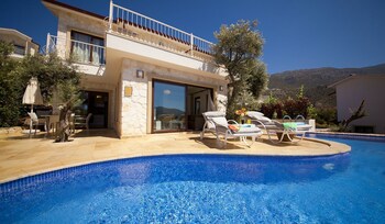 Villa Nes Featured Image