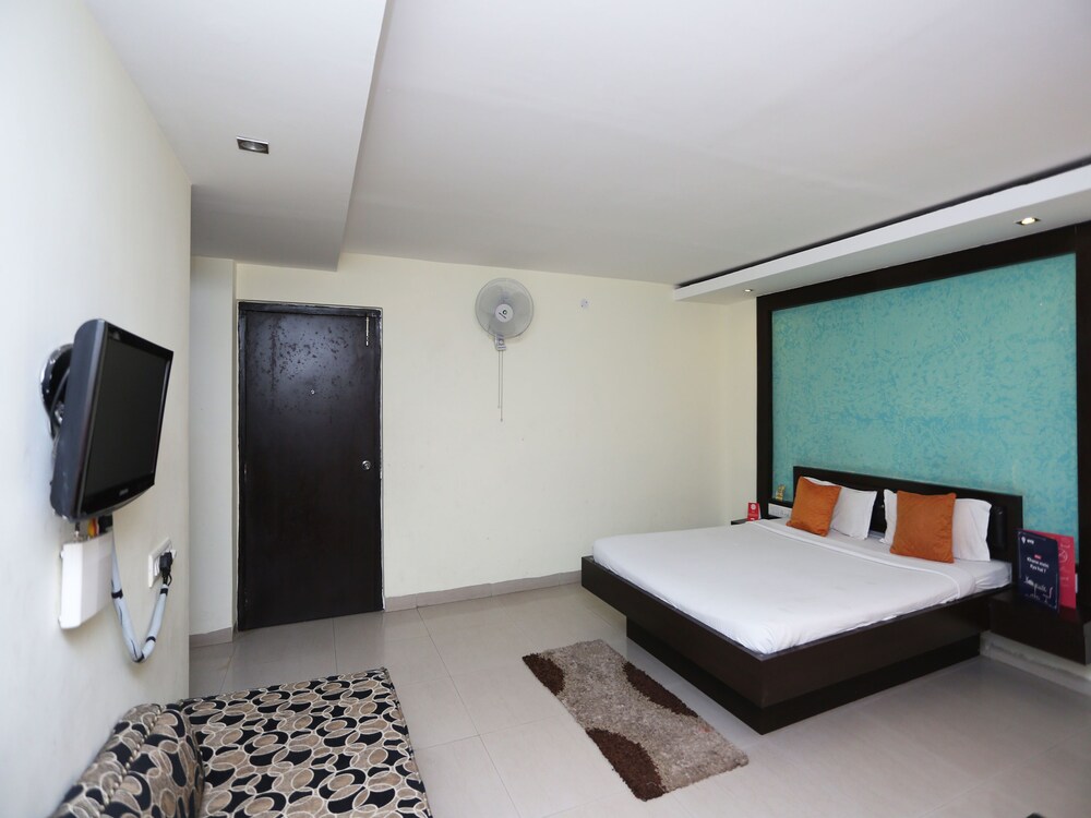 Oyo 3336 Hotel Mantri Residency Guestroom