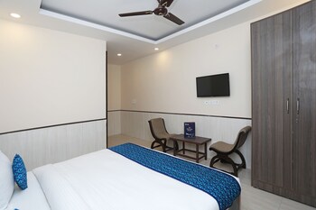 Hotel Redisston @ Noida Guestroom